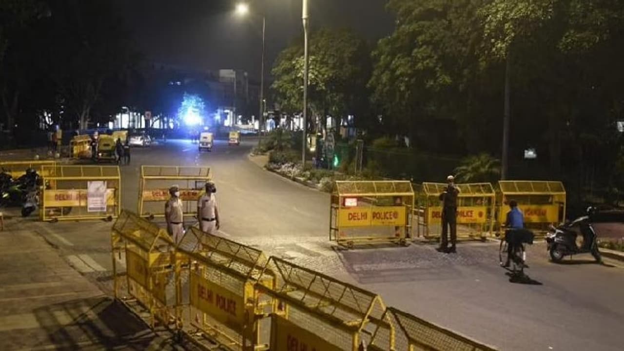 Delhi Weekend Curfew : சனி, ஞாயிற்றுகிழமைகளில் முழு ஊரடங்கு... கொரோனாவை கட்டுப்படுத்த அதிரடி நடவடிக்கை!! Delhi Weekend Curfew : சனி, ஞாயிற்றுகிழமைகளில் முழு ஊரடங்கு... கொரோனாவை கட்டுப்படுத்த அதிரடி நடவடிக்கை!!