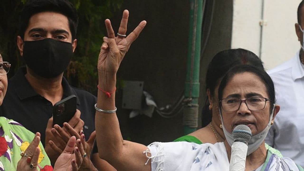 'আমাদের দল মা মাটি মানুষের দল', বৈভবের তৃণমূল ভবন চান না মমতা 'আমাদের দল মা মাটি মানুষের দল', বৈভবের তৃণমূল ভবন চান না মমতা