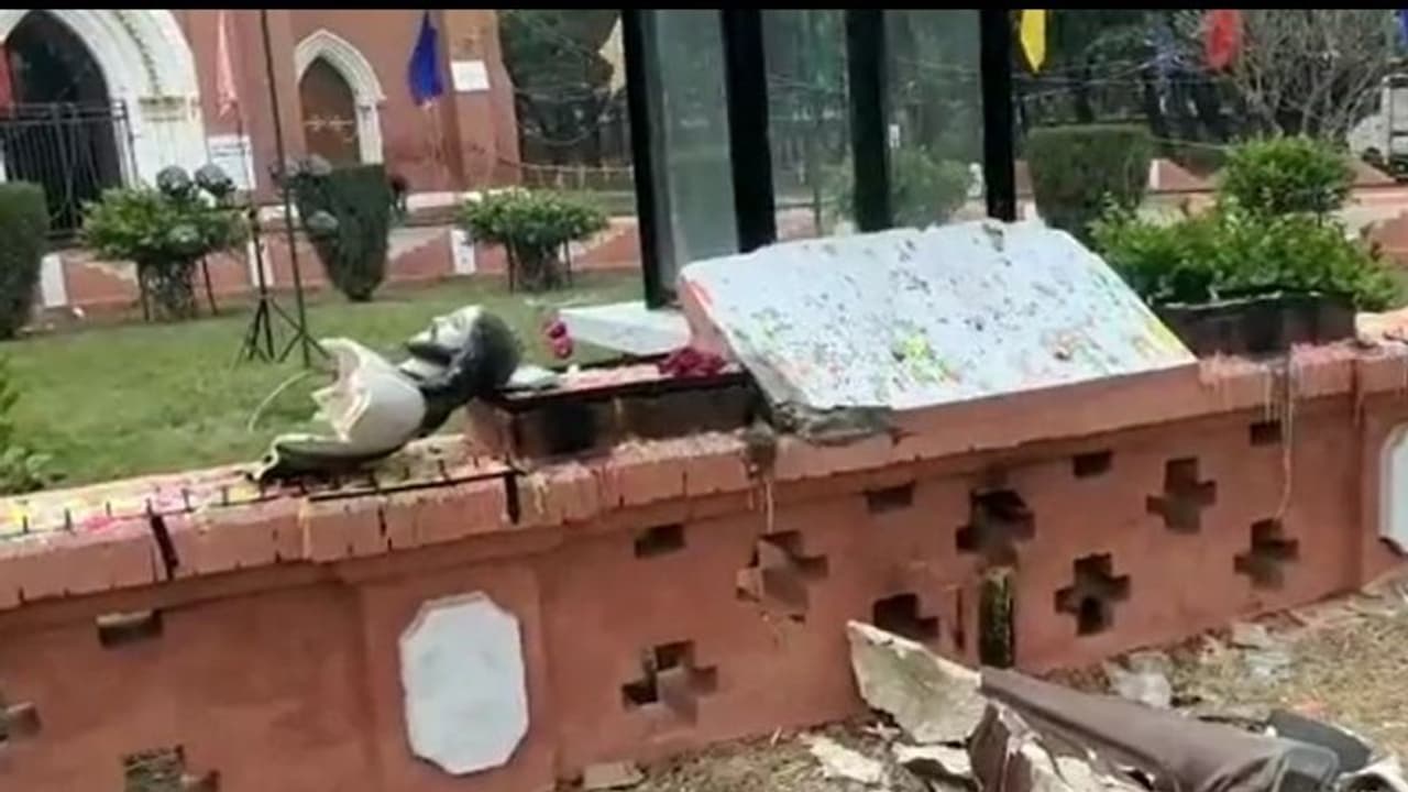 ভেঙে দেওয়া হল যীশুর মূর্তি, ক্রিসমাসের মধ্যেই চার্চে দুষ্কৃতী হামলা ভেঙে দেওয়া হল যীশুর মূর্তি, ক্রিসমাসের মধ্যেই চার্চে দুষ্কৃতী হামলা