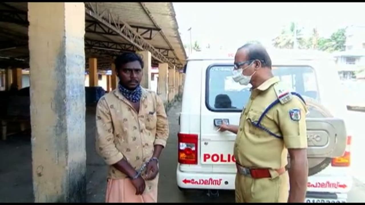 വട്ടപ്പേര് ലാറ, മദ്യം വാങ്ങാനെത്തുന്നവരിൽ നിന്ന് പണപ്പിരിവും പിടിച്ചുപറിയും; 'പൊക്കി' പൊലീസ് വട്ടപ്പേര് ലാറ, മദ്യം വാങ്ങാനെത്തുന്നവരിൽ നിന്ന് പണപ്പിരിവും പിടിച്ചുപറിയും; 'പൊക്കി' പൊലീസ്