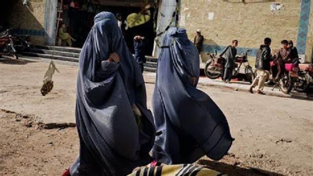 Afghanistan की Taliban सरकार का फरमान, पुरुष रिश्तेदार साथ लिए बिना महिलाएं नहीं कर सकतीं लंबी यात्रा