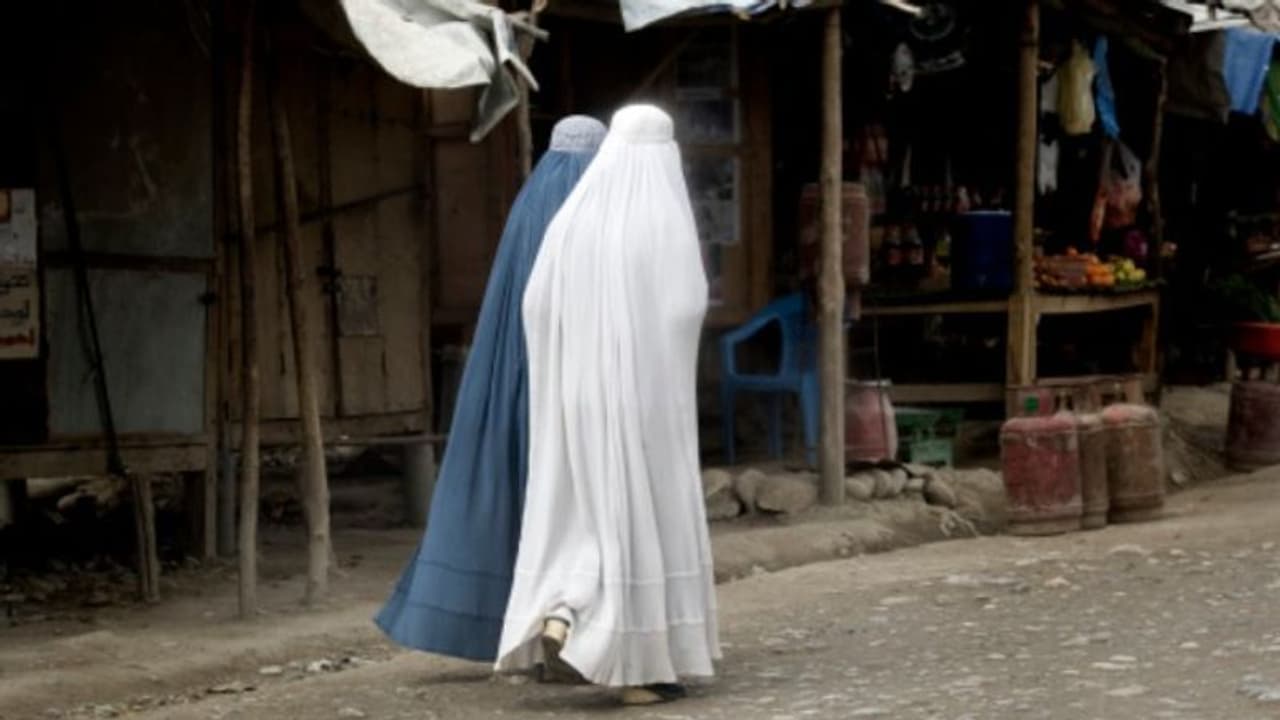 Taliban Women : സ്ത്രീകൾ ഒറ്റയ്ക്ക് ദൂരയാത്ര ചെയ്യുന്നതിനെ വിലക്കി താലിബാൻ, ഒപ്പം പുരുഷ കുടുംബാംഗം നിർബന്ധം Taliban Women : സ്ത്രീകൾ ഒറ്റയ്ക്ക് ദൂരയാത്ര ചെയ്യുന്നതിനെ വിലക്കി താലിബാൻ, ഒപ്പം പുരുഷ കുടുംബാംഗം നിർബന്ധം