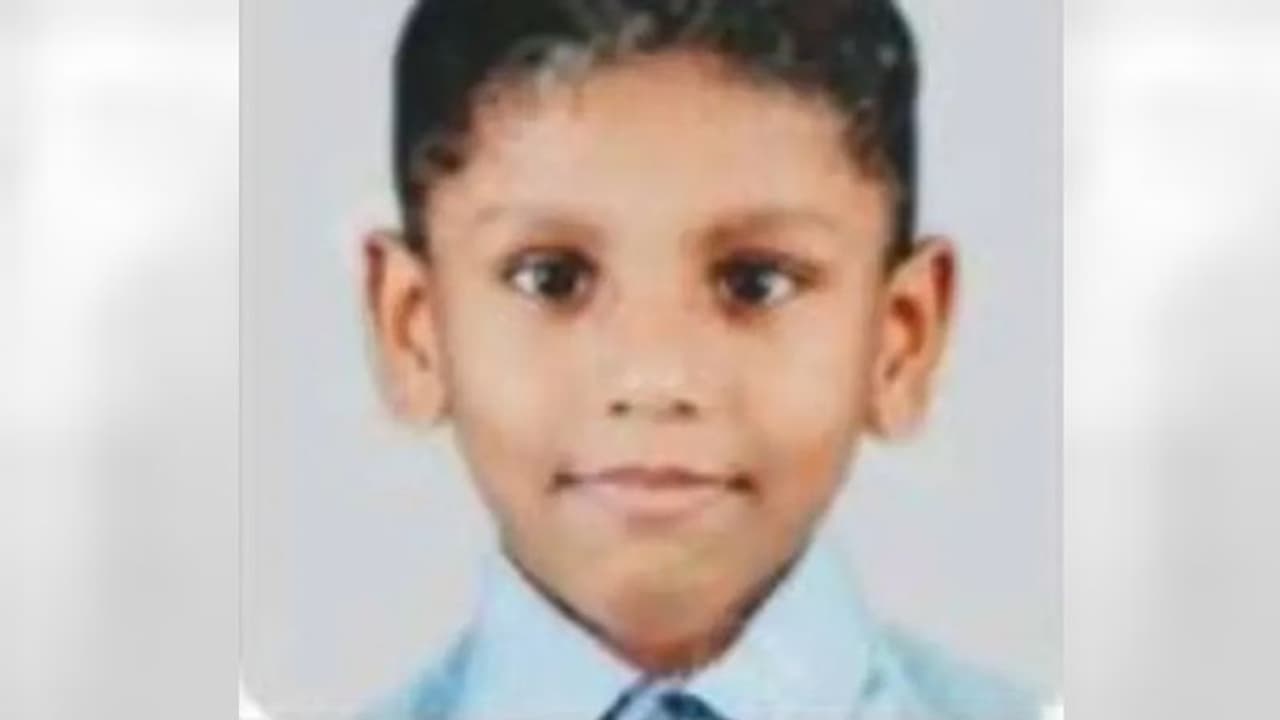 വിറകുപുരയുടെ ഭിത്തി ഇടിഞ്ഞ് തലയിൽ വീണ് എട്ട് വയസ്സുകാരൻ മരിച്ചു വിറകുപുരയുടെ ഭിത്തി ഇടിഞ്ഞ് തലയിൽ വീണ് എട്ട് വയസ്സുകാരൻ മരിച്ചു