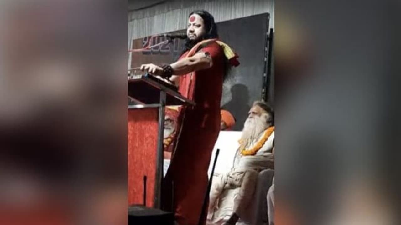 Remark Against Gandhi : ഗോഡ്സെക്ക് അഭിവാദ്യം അർപ്പിച്ച് മതനേതാവ്, പ്രതിഷേധവുമായി കോൺഗ്രസ്, കേസെടുത്തു