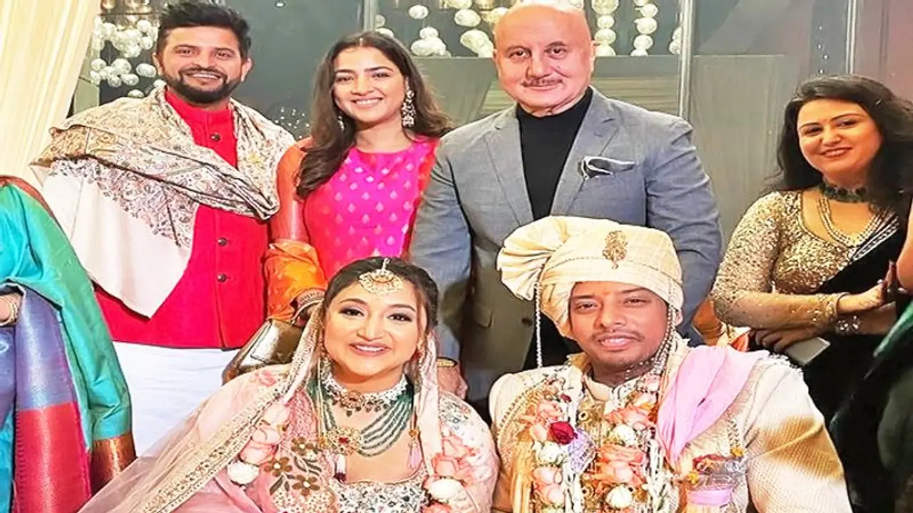 Anupam Kher की भतीजी वृंदा ने ब्वॉयफ्रेंड से की शादी, आशीर्वाद देने पत्नी के साथ पहुंचे Suresh Raina Anupam Kher की भतीजी वृंदा ने ब्वॉयफ्रेंड से की शादी, आशीर्वाद देने पत्नी के साथ पहुंचे Suresh Raina