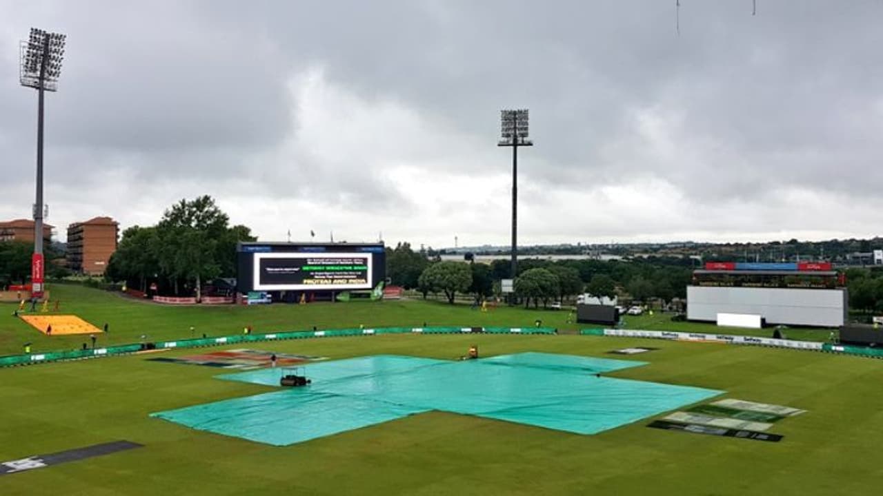 రెండో రోజు ఆటకి వర్షం అంతరాయం... ఆగి ఆగి కురుస్తున్న వరుణుడు, టెస్టు మ్యాచ్ సజావుగా సాగేనా... రెండో రోజు ఆటకి వర్షం అంతరాయం... ఆగి ఆగి కురుస్తున్న వరుణుడు, టెస్టు మ్యాచ్ సజావుగా సాగేనా...