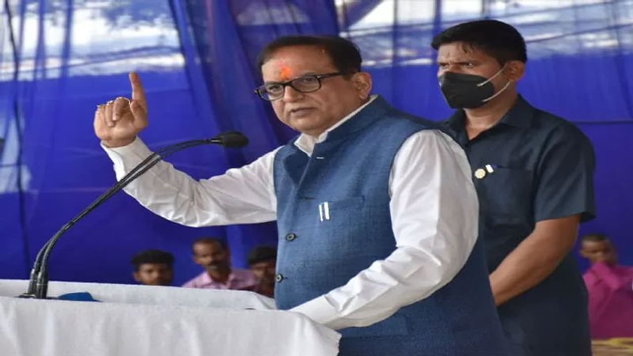 सतीश चंद्र मिश्रा ने अमेठी समेत तीन सीटों पर की उम्मीदवारों की घोषणा, बीजेपी सपा पर लगाया दंगे कराने का आरोप