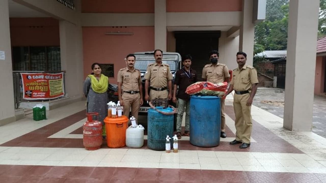 Illegal Liquor : പെരുവള്ളൂരില് വന് വ്യാജമദ്യവേട്ട; 370 ലിറ്റര് കോടയും 12 ലിറ്റര് ചാരായവും പിടികൂടി Illegal Liquor : പെരുവള്ളൂരില് വന് വ്യാജമദ്യവേട്ട; 370 ലിറ്റര് കോടയും 12 ലിറ്റര് ചാരായവും പിടികൂടി