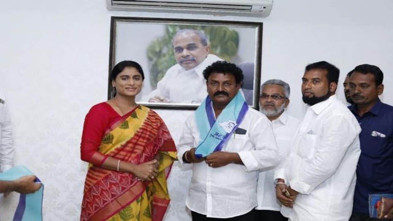 దూకుడు పెంచిన వైఎస్ షర్మిల... వైఎస్సార్ తెలంగాణ పార్టీలోకి భారీగా చేరికలు