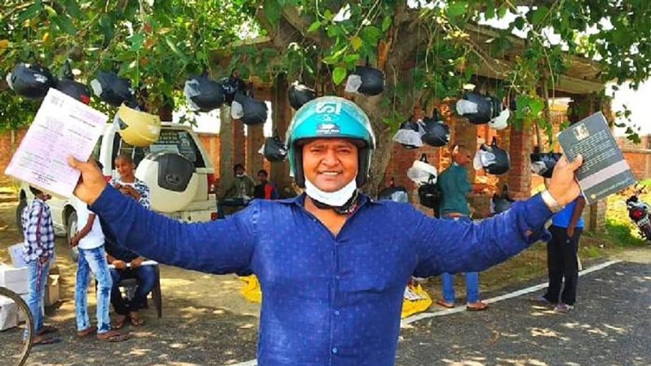 Helmet man of india : നാട്ടുകാരെ ഹെല്‍മെറ്റ് ധരിപ്പിക്കാന്‍ ജോലിയുപേക്ഷിച്ച, വീടുവിറ്റ യുവാവ്!