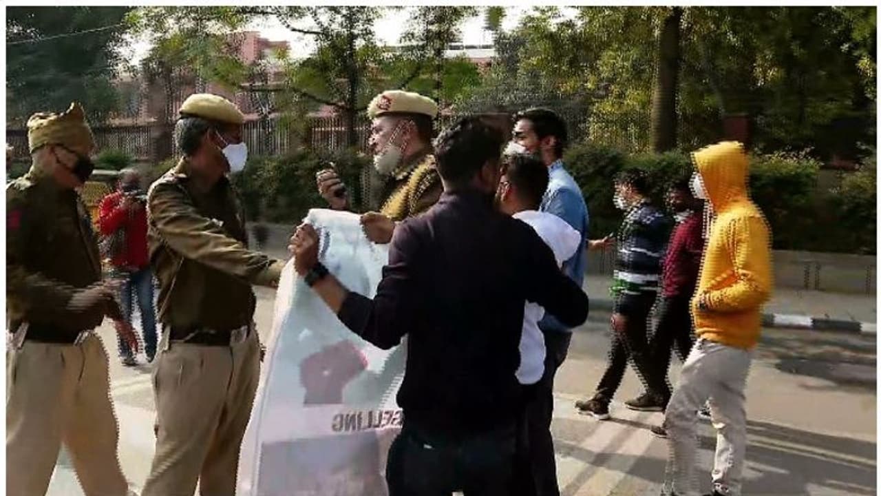 സുപ്രീംകോടതിയിലേക്ക് മാര്‍ച്ച്; ഡോക്ടര്‍മാര്‍ക്കെതിരെ പൊലീസ് നടപടി, അറസ്റ്റ് ചെയ്ത് നീക്കി