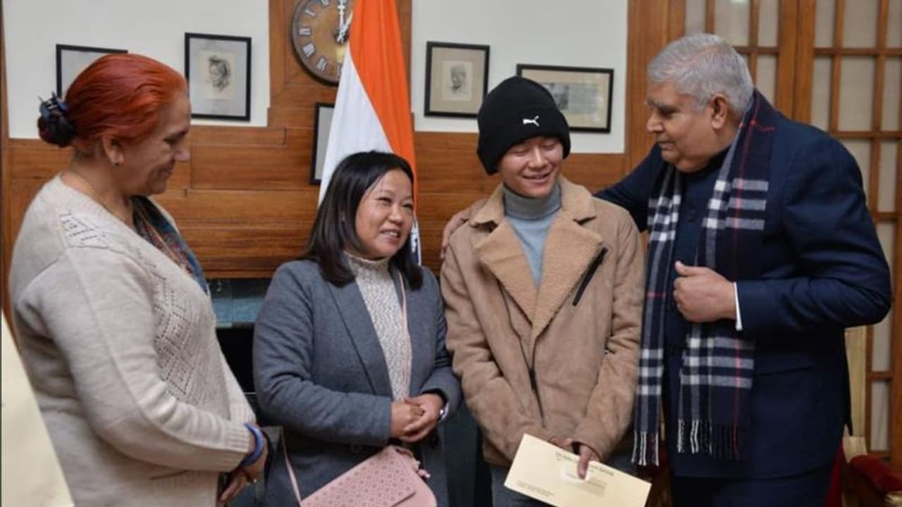 উত্তরবঙ্গ সফরে রাজ্যপাল, দেখা করলেন সৎপাল রাইয়ের পরিবারের সঙ্গে, দিলেন আর্থিক অনুদান উত্তরবঙ্গ সফরে রাজ্যপাল, দেখা করলেন সৎপাল রাইয়ের পরিবারের সঙ্গে, দিলেন আর্থিক অনুদান