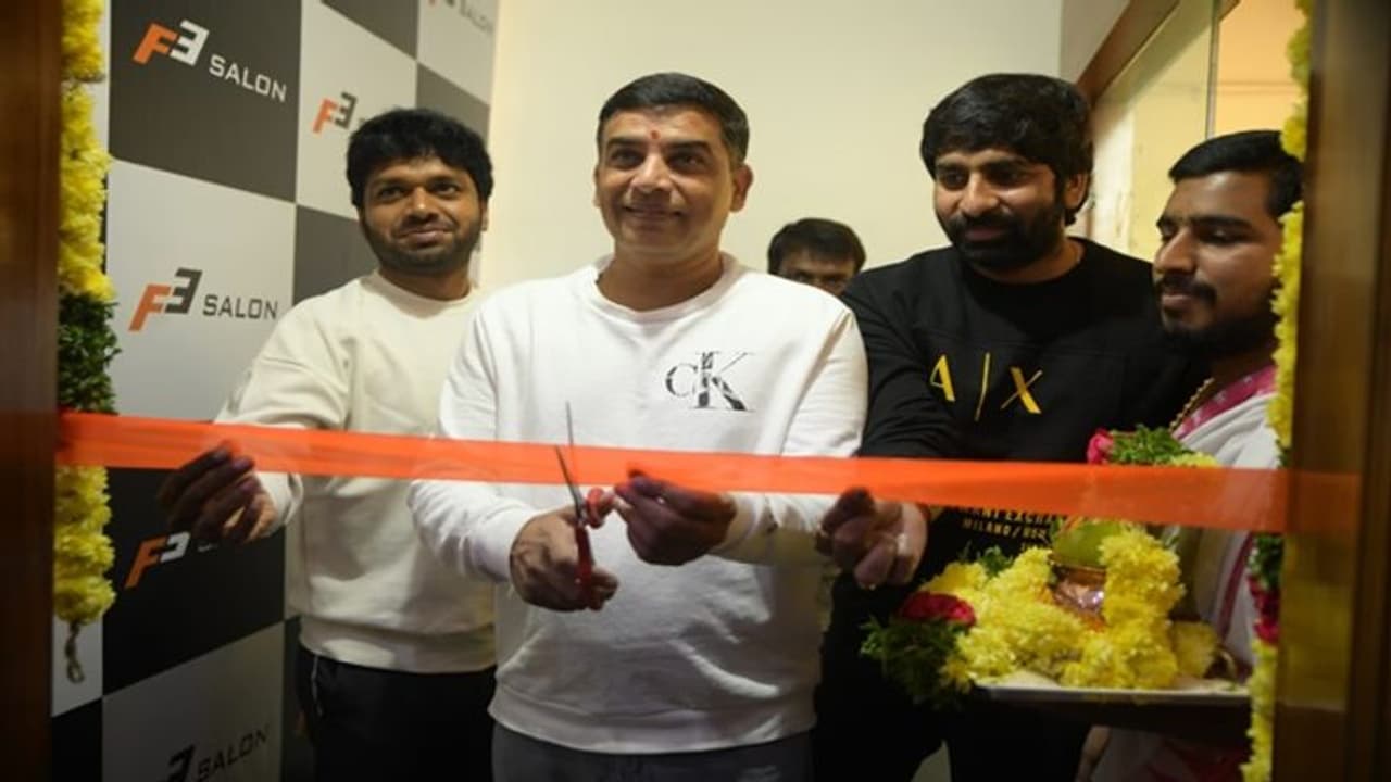 'ఎఫ్ 3' సెలూన్ ప్రారంభించిన దిల్ రాజు.. అతిథులుగా అనిల్ రావిపూడి, గోపిచంద్ మలినేని 'ఎఫ్ 3' సెలూన్ ప్రారంభించిన దిల్ రాజు.. అతిథులుగా అనిల్ రావిపూడి, గోపిచంద్ మలినేని