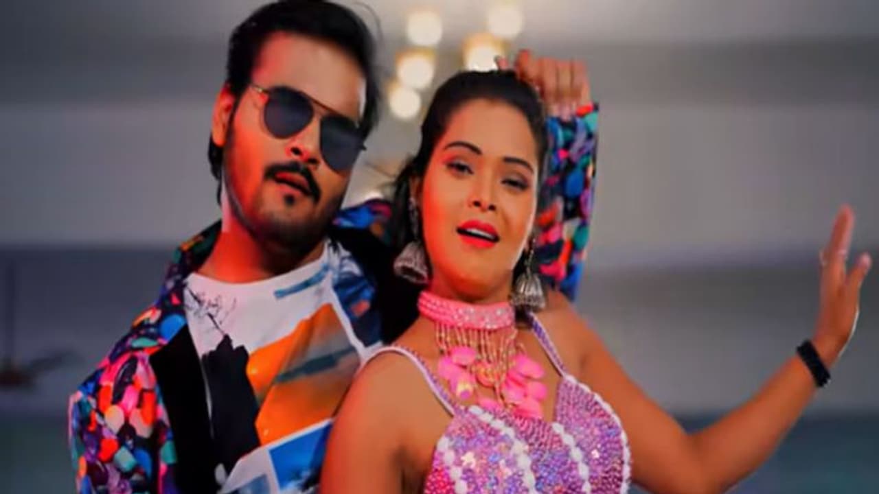 'नाच रे पतरकी' गाना इंटरनेट पर मचा रहा धूम, शिल्पी राज और अरविंद अकेला कल्लू की दिख रही गजब केमेस्ट्री 'नाच रे पतरकी' गाना इंटरनेट पर मचा रहा धूम, शिल्पी राज और अरविंद अकेला कल्लू की दिख रही गजब केमेस्ट्री