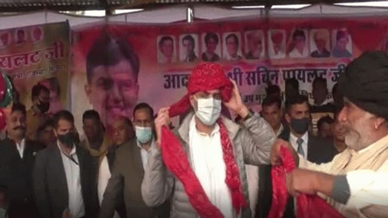 सचिन पायलट ने किया गजब कमाल: डेढ़ मिनट में 51 मीटर लंबा साफा बांधा, देखने वाले भी हैरत में पड़ गए... सचिन पायलट ने किया गजब कमाल: डेढ़ मिनट में 51 मीटर लंबा साफा बांधा, देखने वाले भी हैरत में पड़ गए...