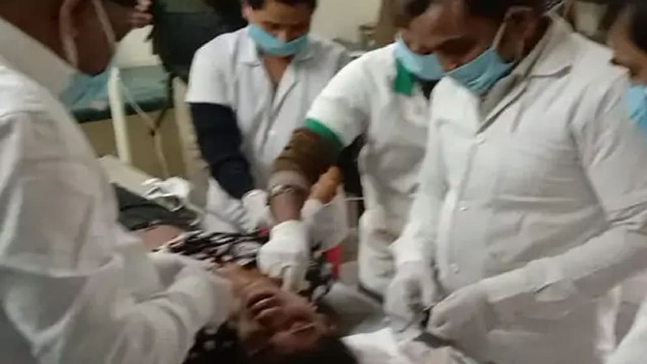जमशेदपुर में रोंगटे खड़े कर देने वाला क्राइम : सहेली के सामने ही युवती का गला रेता, चाकू गोदा, लोग देखते रहे जमशेदपुर में रोंगटे खड़े कर देने वाला क्राइम : सहेली के सामने ही युवती का गला रेता, चाकू गोदा, लोग देखते रहे