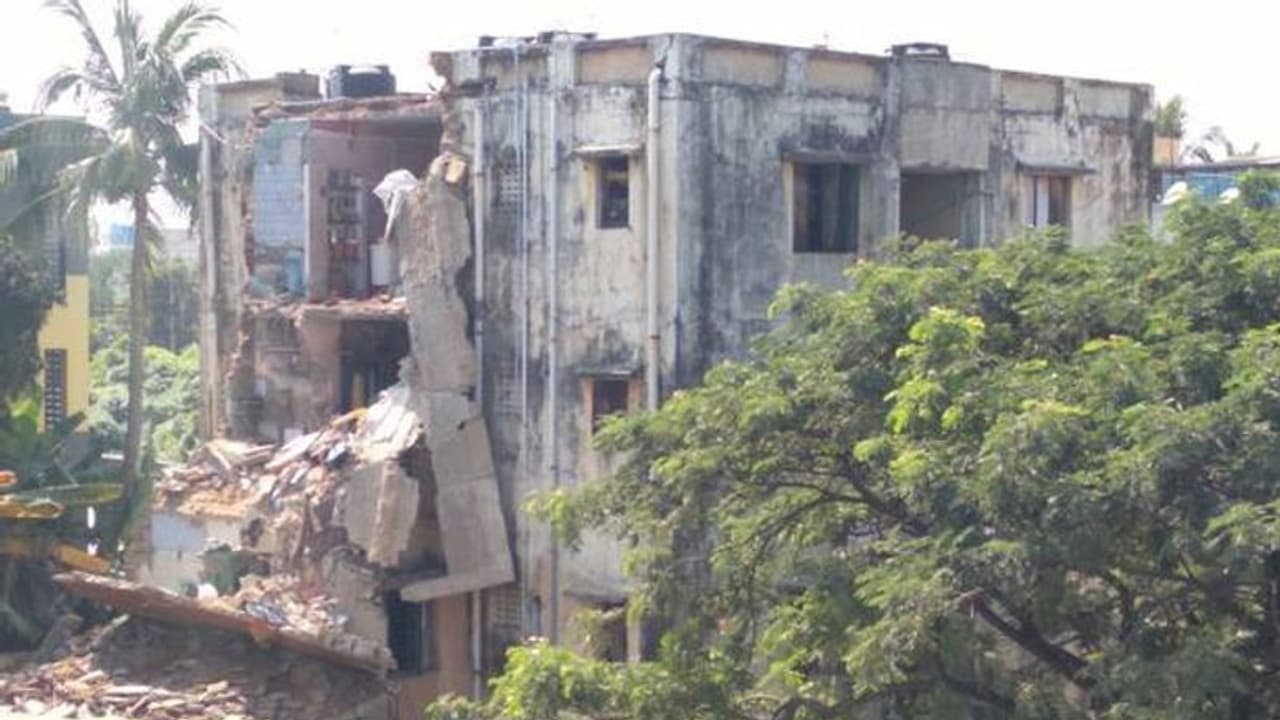 சென்னையில் வீடுகள் இடிந்து விபத்து.. 23 ஆயிரம் வீடுகள் அப்படிதான் இருக்கு.. அமைச்சர் சொன்ன அதிர்ச்சி தகவல் சென்னையில் வீடுகள் இடிந்து விபத்து.. 23 ஆயிரம் வீடுகள் அப்படிதான் இருக்கு.. அமைச்சர் சொன்ன அதிர்ச்சி தகவல்