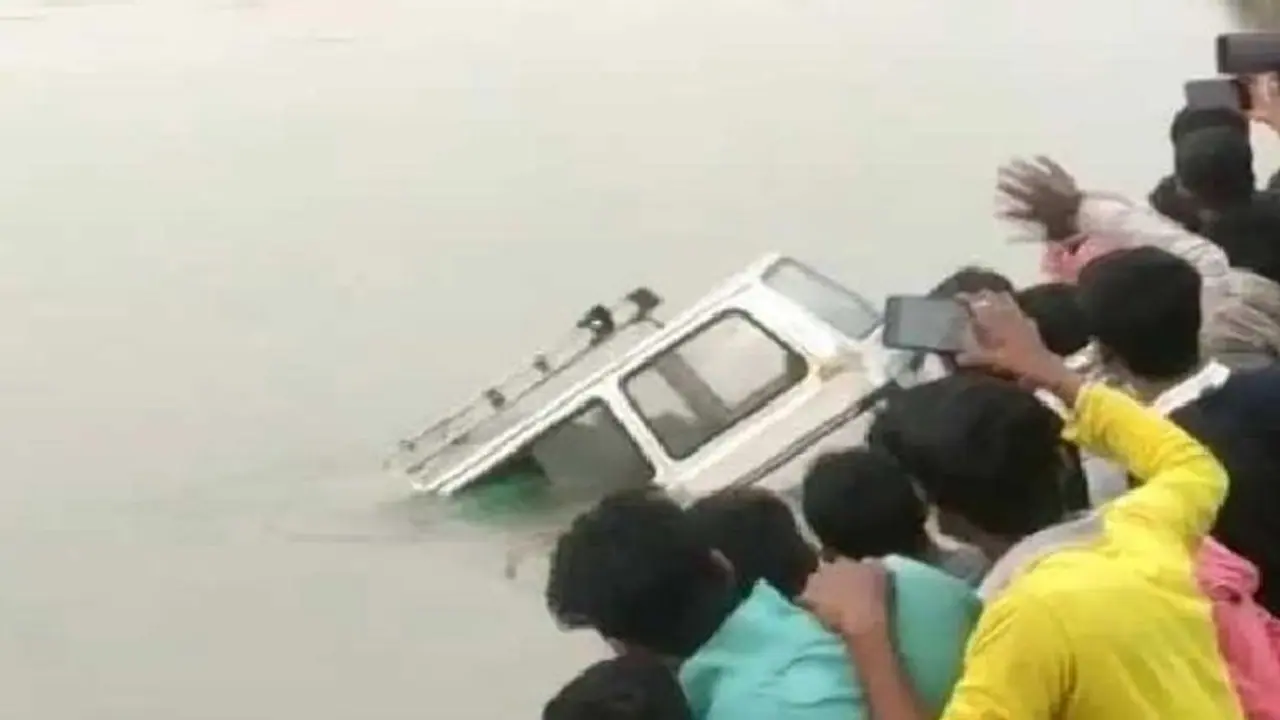 Ambulance Sank In Ganges: গঙ্গায় অ্যাম্বুলেন্স তলিয়ে মর্মান্তিক মৃত্যু রোগীর Ambulance Sank In Ganges: গঙ্গায় অ্যাম্বুলেন্স তলিয়ে মর্মান্তিক মৃত্যু রোগীর