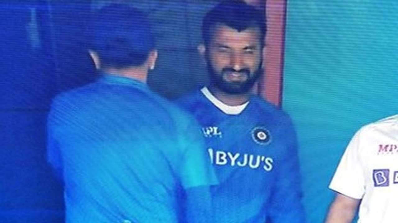 பரவால்ல பார்த்துக்கலாம் போ.. கோல்டன் டக் அவுட்டான புஜாராவை தட்டிக்கொடுத்த ராகுல் டிராவிட்..! வைரல் வீடியோ பரவால்ல பார்த்துக்கலாம் போ.. கோல்டன் டக் அவுட்டான புஜாராவை தட்டிக்கொடுத்த ராகுல் டிராவிட்..! வைரல் வீடியோ