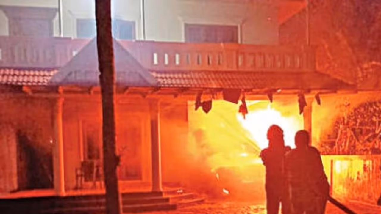 Fire Accident : ആലപ്പുഴയില് വീടിന് തീപിടിച്ചു; സ്കൂട്ടറും കമ്പ്യൂട്ടറും കത്തിനശിച്ചു, 6 ലക്ഷം രൂപയുടെ നഷ്ടം Fire Accident : ആലപ്പുഴയില് വീടിന് തീപിടിച്ചു; സ്കൂട്ടറും കമ്പ്യൂട്ടറും കത്തിനശിച്ചു, 6 ലക്ഷം രൂപയുടെ നഷ്ടം