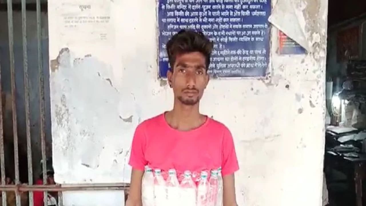 बिहार में शराब तस्करी का ऐसा जुगाड़ कि चकरा गया पुलिस का माथा, जानिए कहां कहां छुपाई बोतलें, उड़ जाएंगे होश.. बिहार में शराब तस्करी का ऐसा जुगाड़ कि चकरा गया पुलिस का माथा, जानिए कहां कहां छुपाई बोतलें, उड़ जाएंगे होश..