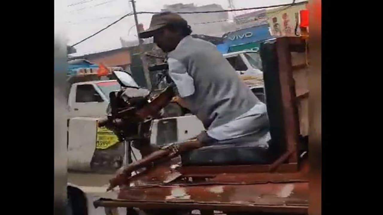 बिना हाथ पैर के सड़क पर रिक्शा दौड़ा रहे शख्स को Anand Mahindra ने दिया नौकरी का न्योता