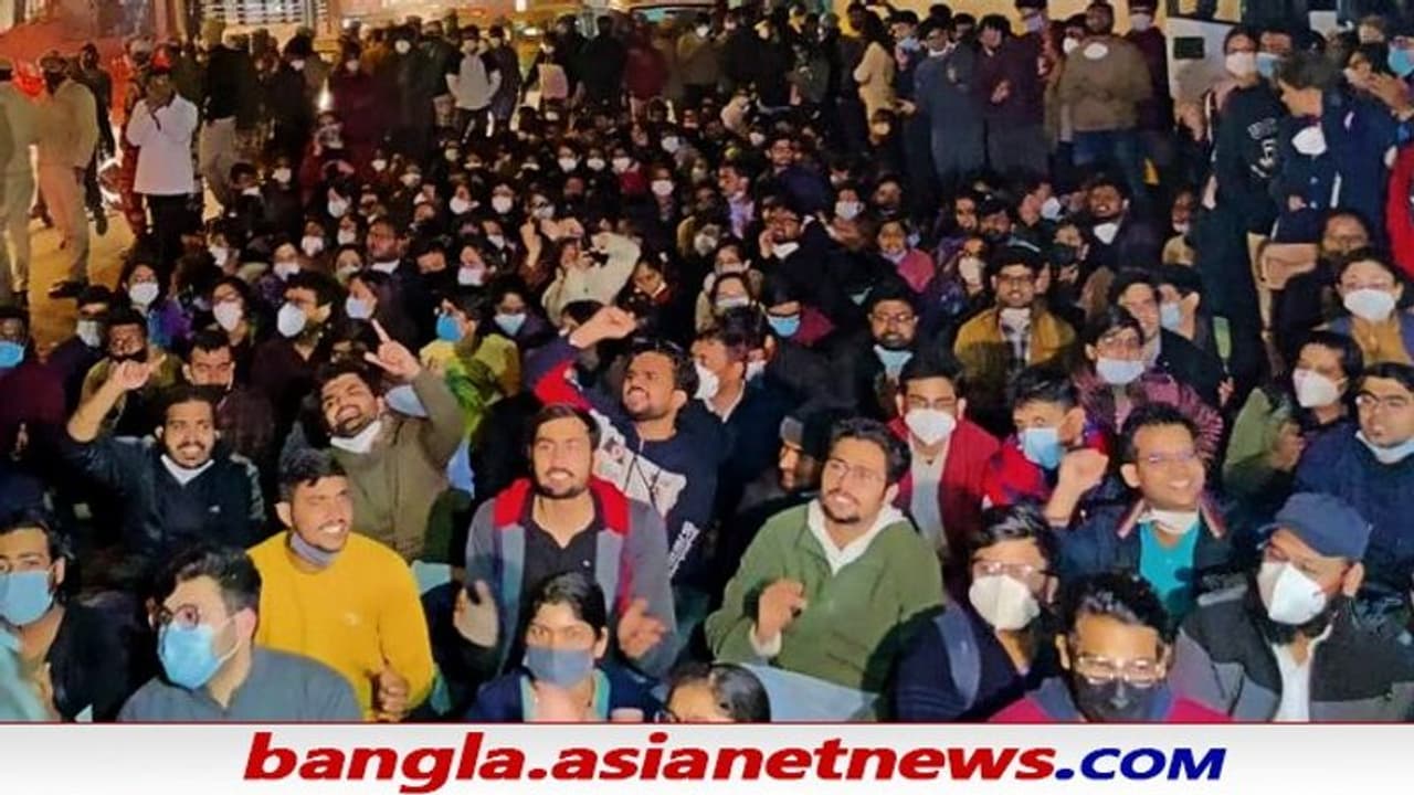 Delhi Doctors Protest: কৃষকদের পর দিল্লির রাস্তায় ডাক্তারদের বিক্ষোভ, ভেঙে পড়তে পারে পরিষেবা