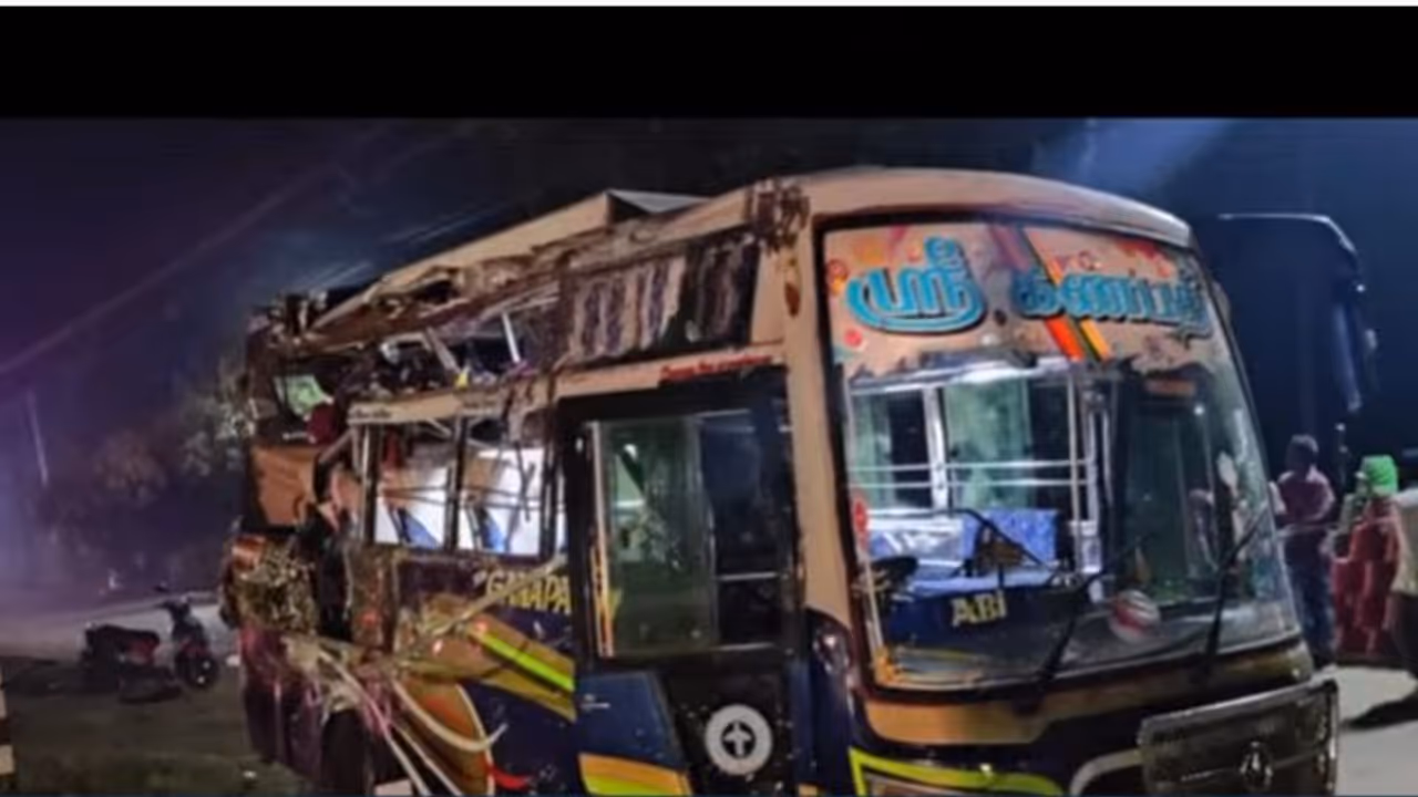 Chavara Road Accident : കൊല്ലം ചവറയില് വാഹനാപകടം: നാലുപേര് മരിച്ചു Chavara Road Accident : കൊല്ലം ചവറയില് വാഹനാപകടം: നാലുപേര് മരിച്ചു