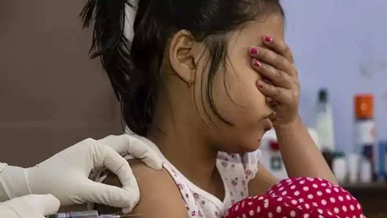 Omicron: बच्चों को वैक्सीन देने के मुद्दे पर आज सभी राज्यों के चीफ सेक्रेटरी से बात करेंगे हेल्थ सेक्रेटरी