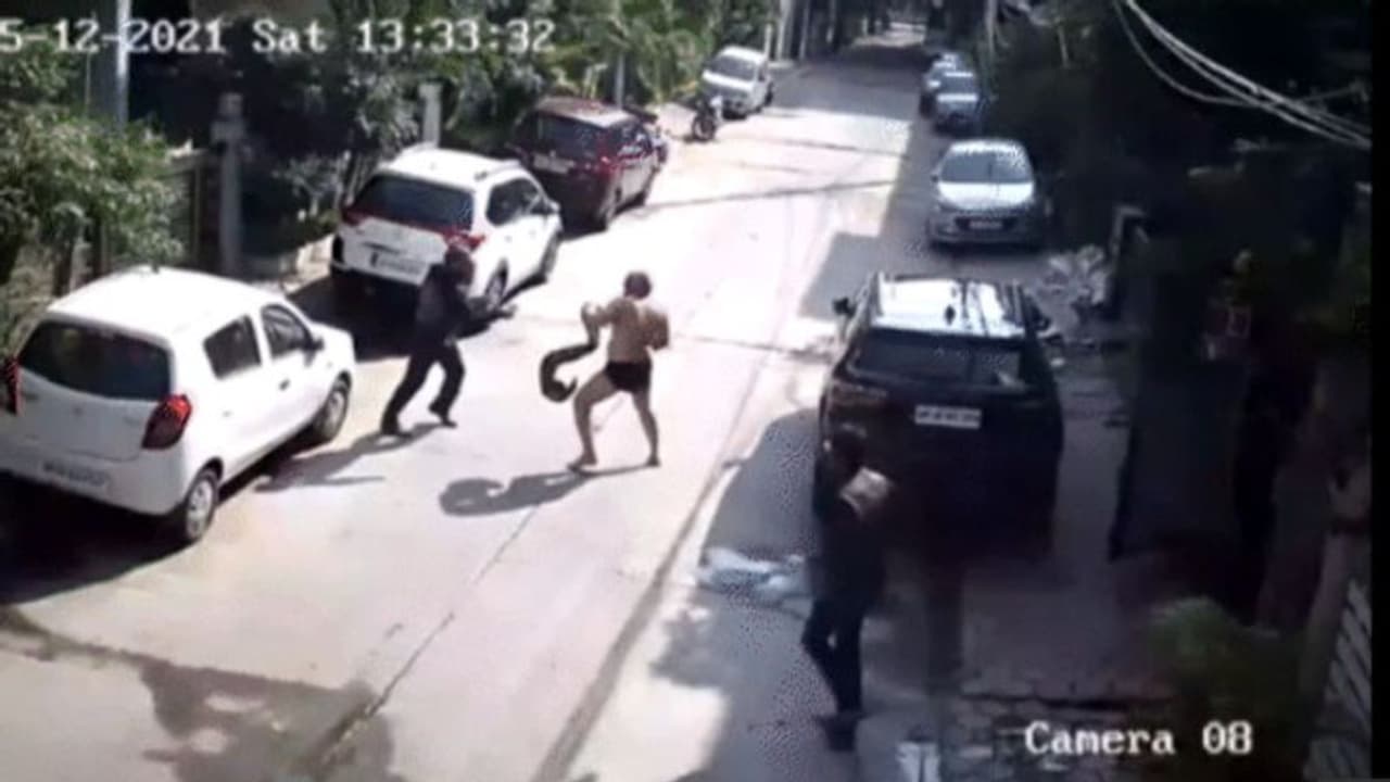 जब चड्डी पहन DSP ने सड़क पर चलाए लात घूंसे, BMW पर धूल दिखी तो पड़ोसी बैंक अफसर से उलझे और डंडा लेकर दौड़ाया जब चड्डी पहन DSP ने सड़क पर चलाए लात घूंसे, BMW पर धूल दिखी तो पड़ोसी बैंक अफसर से उलझे और डंडा लेकर दौड़ाया