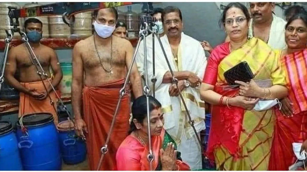 குருவாயூர் கோயிலில் துலாபாரம் நேர்த்திக்கடன்.. துர்கா ஸ்டாலினால் கோயிலுக்கு வரிசைகட்டும் தமிழக அரசியல்வாதிகள்!