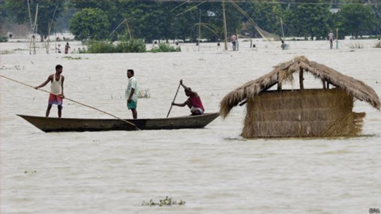 Life Management: बाढ़ आई तो सभी गांव से चले गए, लेकिन एक आदमी ने कहा “मुझे भगवान बचाएंगे”…क्या सचमुच भगवान आए? Life Management: बाढ़ आई तो सभी गांव से चले गए, लेकिन एक आदमी ने कहा “मुझे भगवान बचाएंगे”…क्या सचमुच भगवान आए?