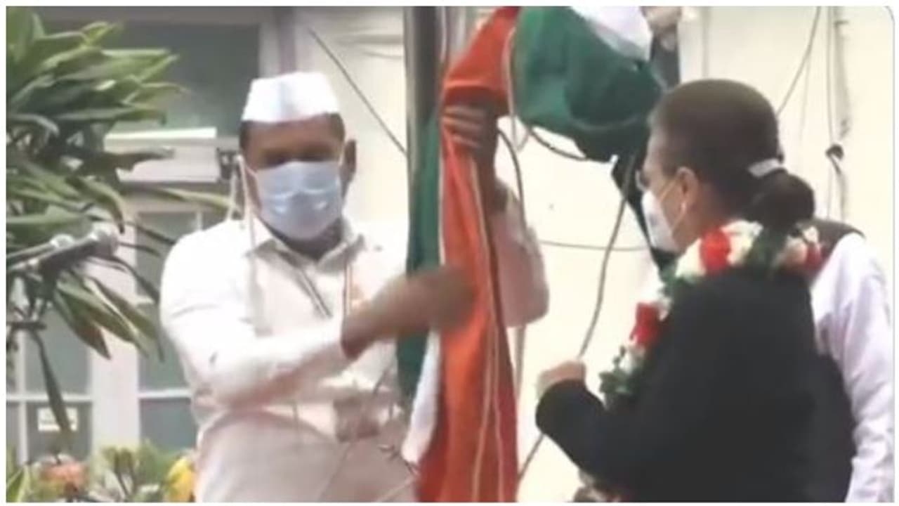 137 ஆண்டு விழா கொண்டாட்டத்தில் காங்கிரஸ் கட்சிக்கு இப்படியொரு பரிதாபமா..? அதுவும் சோனியா காந்தி மீதே..! 137 ஆண்டு விழா கொண்டாட்டத்தில் காங்கிரஸ் கட்சிக்கு இப்படியொரு பரிதாபமா..? அதுவும் சோனியா காந்தி மீதே..!