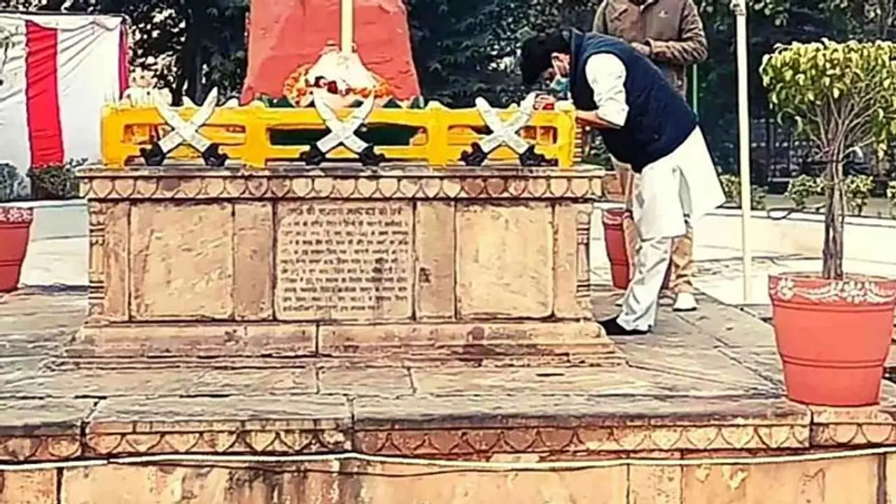 150 साल बाद झांसी की रानी के सामने नतमस्तक सिंधिया राजवंश, कांग्रेस बोली गद्दार घराना, समाधि स्थल धोना पड़ेगा