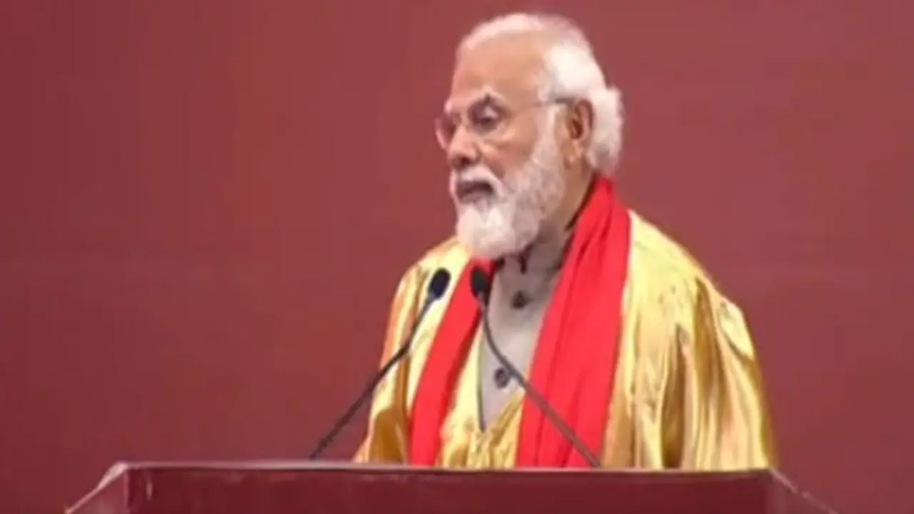 IIT कानपुर के दीक्षांत समारोह में शामिल हुए PM मोदी, छात्रों से कहा आप कंफर्ट और चैलेंज में से चैलेंज को चुनें
