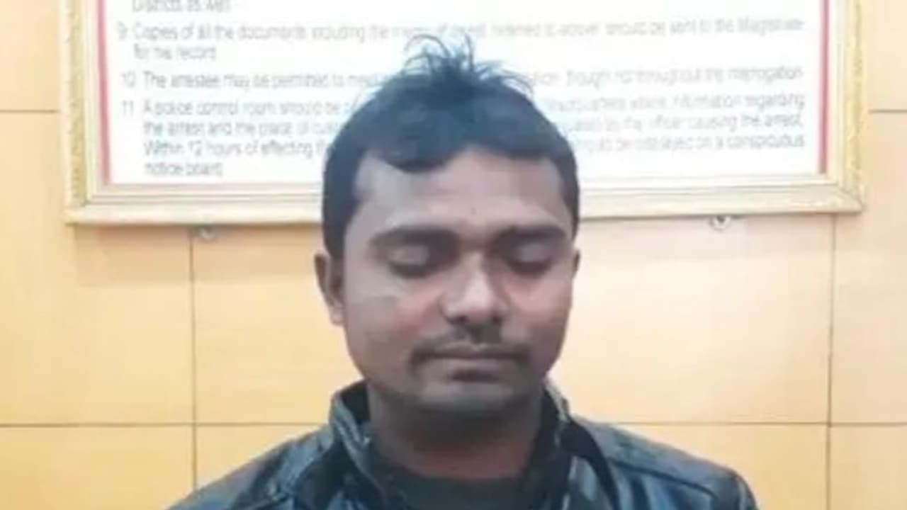 এতদিন হাসি ফোটাতেন অন্যের মুখে, এবার ১ টিকিটেই কোটিপতি লটারি বিক্রেতা