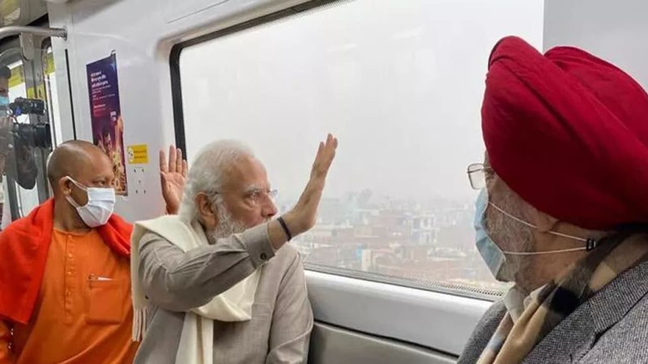కాన్పూర్ మెట్రోను ప్రారంభించిన ప్రధాని మోడీ.. సీఎం యోగితో కలిసి ప్రయాణం, ఫోటోలు వైరల్ కాన్పూర్ మెట్రోను ప్రారంభించిన ప్రధాని మోడీ.. సీఎం యోగితో కలిసి ప్రయాణం, ఫోటోలు వైరల్