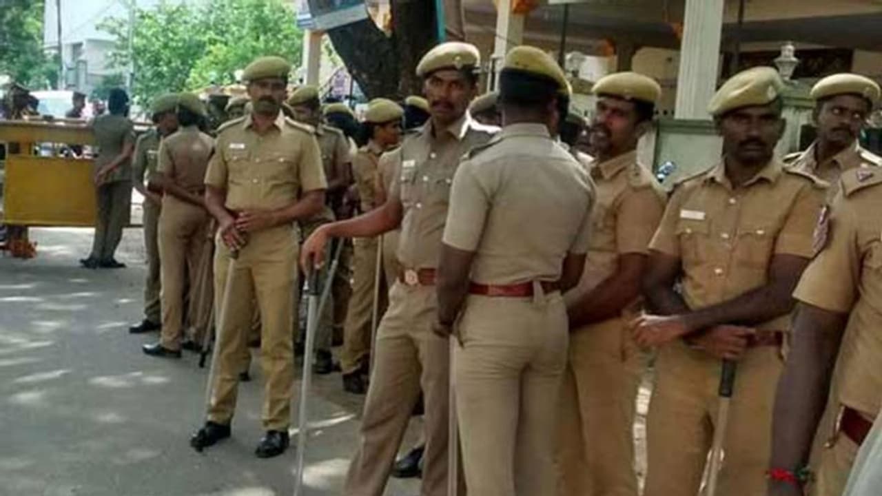 भगवान अयप्पा के उत्सव में झगड़े की अनोखी सजा, पुलिस ने छात्रों को थाने ले जाकर लिखवाए छंद भगवान अयप्पा के उत्सव में झगड़े की अनोखी सजा, पुलिस ने छात्रों को थाने ले जाकर लिखवाए छंद