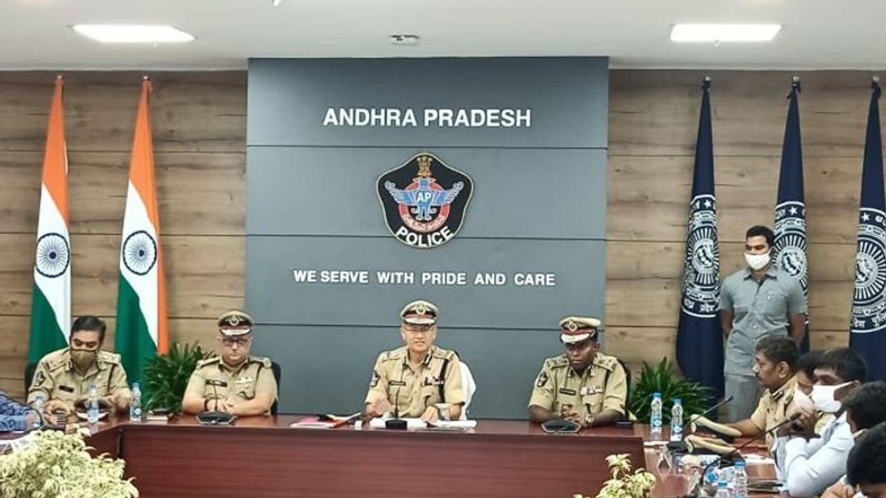 ఏపీలో ఫ్రెండ్లీ పోలీసింగ్... కోటి మంది మహిళలకు చేరువలో దిశ యాప్...: డిజిపి గౌతమ్ సవాంగ్ (Video) ఏపీలో ఫ్రెండ్లీ పోలీసింగ్... కోటి మంది మహిళలకు చేరువలో దిశ యాప్...: డిజిపి గౌతమ్ సవాంగ్ (Video)