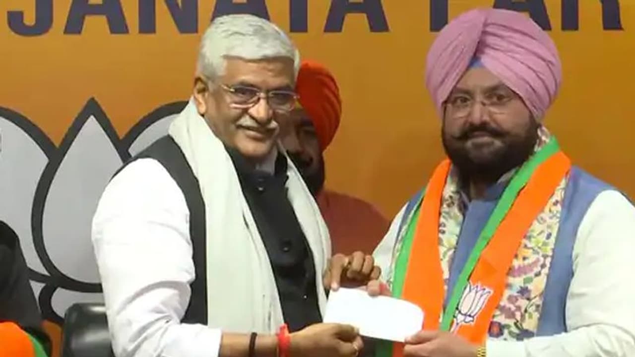 Punjab Election 2022 : कांग्रेस के 2 विधायकों ने थामा BJP का दामन, पूर्व सांसद समेत कई दिग्गज नेता हुए शामिल Punjab Election 2022 : कांग्रेस के 2 विधायकों ने थामा BJP का दामन, पूर्व सांसद समेत कई दिग्गज नेता हुए शामिल