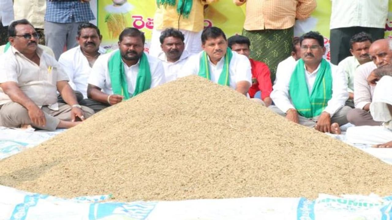 ఏపీలో రాజుకుంటున్న ధాన్యం కొనుగోలు వివాదం...అన్నదాతలతో కలిసి ధూళిపాళ్ల ఆందోళన (Video) ఏపీలో రాజుకుంటున్న ధాన్యం కొనుగోలు వివాదం...అన్నదాతలతో కలిసి ధూళిపాళ్ల ఆందోళన (Video)