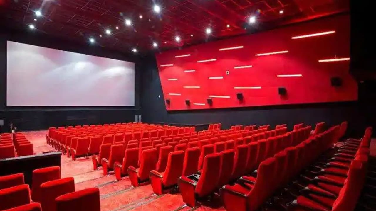 സി കാറ്റഗറി ജില്ലകളിലെ തിയേറ്ററുകൾ തുറക്കാമോ? ഹ‍ർജി തിങ്കളാഴ്ചത്തേക്ക് മാറ്റി