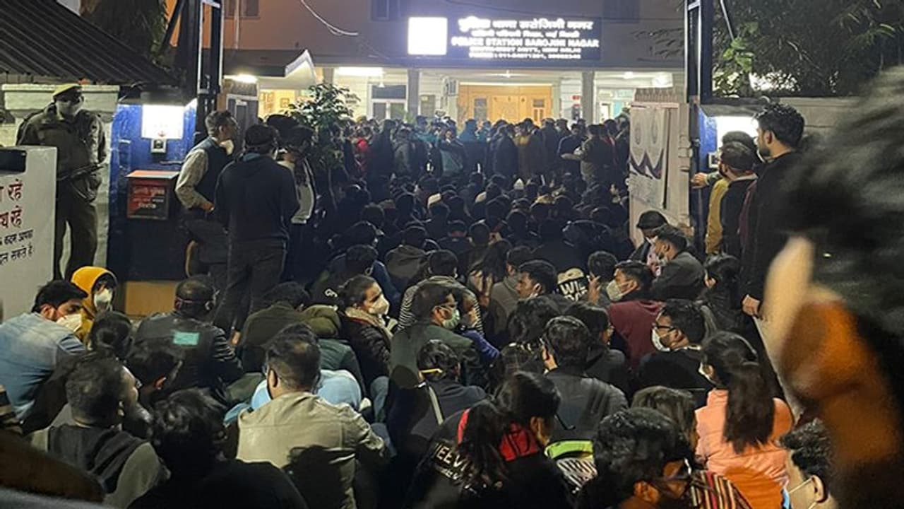 दिल्ली में खत्म नहीं हुई डॉक्टरों की हड़ताल, काउंसलिंग का मुद्दा किनारे कर सरकार के सामने रखीं ये दो मांगें दिल्ली में खत्म नहीं हुई डॉक्टरों की हड़ताल, काउंसलिंग का मुद्दा किनारे कर सरकार के सामने रखीं ये दो मांगें