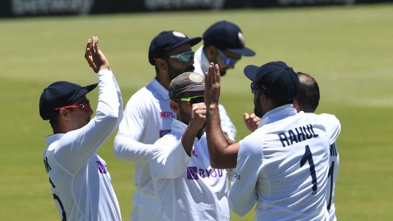 SA vs IND: എറിഞ്ഞിട്ട് പേസര്മാര്, സെഞ്ചൂറിയന് ടെസ്റ്റില് തകര്ച്ചയില് നിന്ന് കരകയറി ദക്ഷിണാഫ്രിക്ക SA vs IND: എറിഞ്ഞിട്ട് പേസര്മാര്, സെഞ്ചൂറിയന് ടെസ്റ്റില് തകര്ച്ചയില് നിന്ന് കരകയറി ദക്ഷിണാഫ്രിക്ക