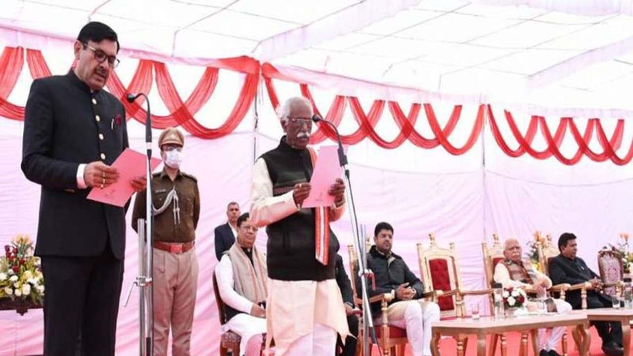 हरियाणा में 2 साल बाद खट्टर कैबिनेट का पहला विस्तार, BJP से कमल गुप्ता, JJP से देवेंद्र सिंह बबली बने मंत्री