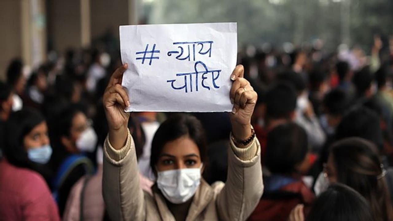 NEET PG 2021 : जानिए 11 दिनों से देशभर के रेजिडेंट डॉक्टर क्यों कर रहे प्रदर्शन, कहां फंसा पेच NEET PG 2021 : जानिए 11 दिनों से देशभर के रेजिडेंट डॉक्टर क्यों कर रहे प्रदर्शन, कहां फंसा पेच