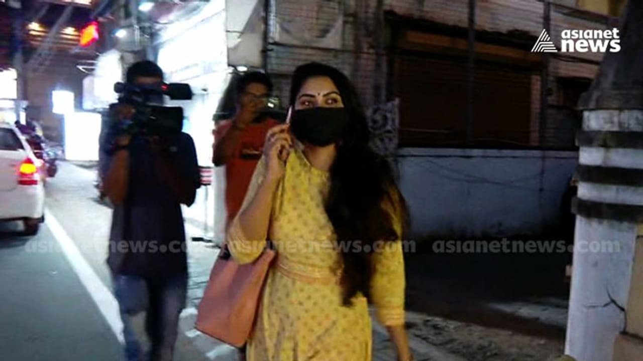 Monson Mavunkal : ' പിറന്നാൾ നൃത്തത്തിന് കിട്ടിയത് ചെറിയ തുക'; മോൻസൻ കേസിൽ ശ്രുതി ലക്ഷ്മിയെ ചോദ്യം ചെയ്തു Monson Mavunkal : ' പിറന്നാൾ നൃത്തത്തിന് കിട്ടിയത് ചെറിയ തുക'; മോൻസൻ കേസിൽ ശ്രുതി ലക്ഷ്മിയെ ചോദ്യം ചെയ്തു