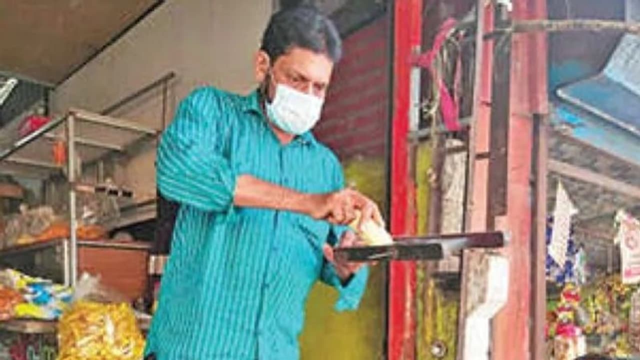 പ്രാരാബ്ധങ്ങളെ തോൽപ്പിക്കാൻ ഉപ്പേരി വിറ്റ് മാന്ത്രികൻ മനു മങ്കൊമ്പ്