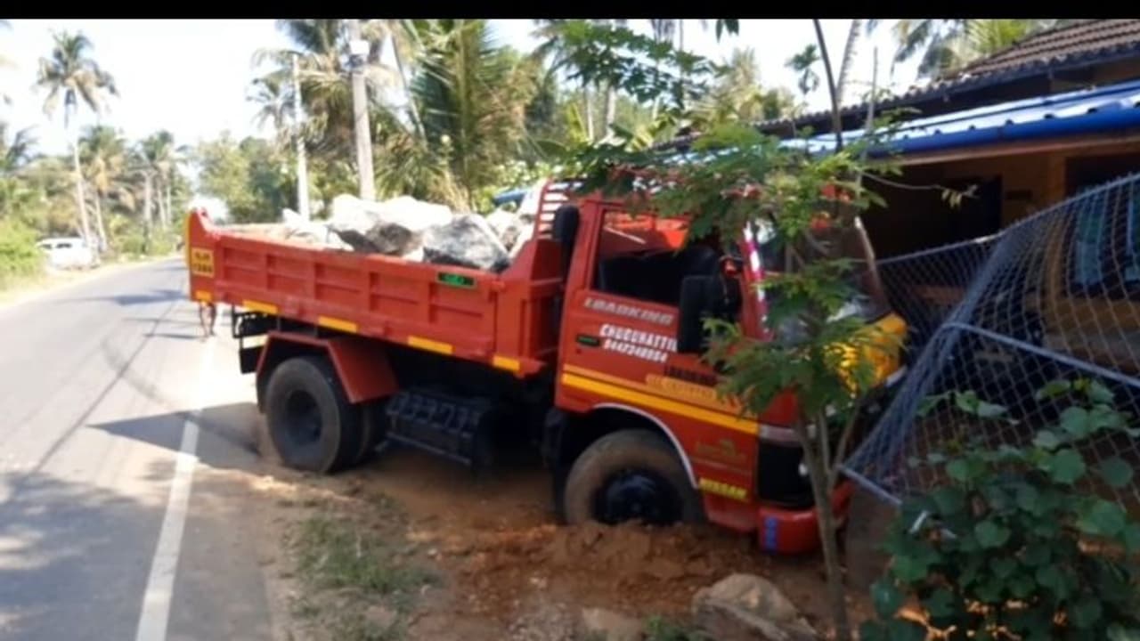 Haripad tipper lorry accident : ഹരിപ്പാട് ടിപ്പർ ലോറി വീട്ടിലേക്ക് ഇടിച്ചു കയറി