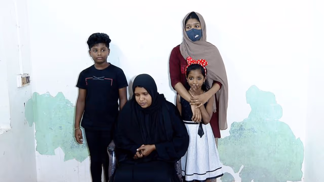 നൗഷാദിനെ എസ്ഡിപിഐ പ്രവർത്തകർ വെട്ടിവീഴ്ത്തിയതോടെ അനാഥരായത് ഭാര്യയും മൂന്നു കുരുന്നുകളും നൗഷാദിനെ എസ്ഡിപിഐ പ്രവർത്തകർ വെട്ടിവീഴ്ത്തിയതോടെ അനാഥരായത് ഭാര്യയും മൂന്നു കുരുന്നുകളും